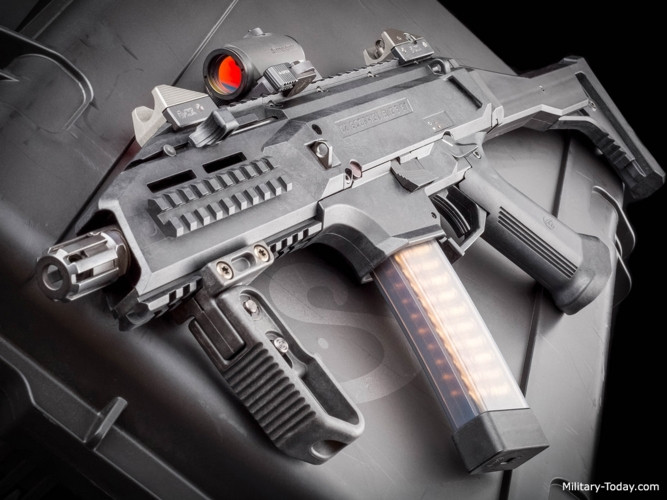 Súng tiểu liên này có thiết kế hiện đại hơn những “đàn anh” đi trước. Gần như tất cả mọi bộ phận đều được làm bằng polymer cao phân tử, chất liệu này giúp súng giữ được khối lượng nhẹ. Ảnh: Military-Today.