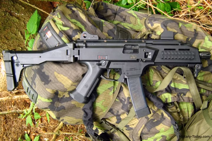 Chiều dài khi gấp báng 410 mm, còn khi mở báng là 670 mm, nòng súng có chiều dài 196 mm. Bề dày tối đa của súng là 60 mm. Ảnh: Military-Today.