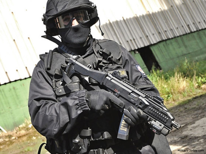 Ngoài khả năng gấp gọn về phía bên phải, báng còn có thể tháo rời nhanh chóng để trở thành một Machine Pistol (súng ngắn tự động). Ảnh: Military-Today.