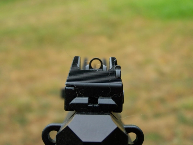 Tuy nhiên, thước ngắm - điểm ruồi này có thể tháo ra dễ dàng và thay vào đó là các loại kính ngắm chuyên dụng. Ảnh: survivalblog.