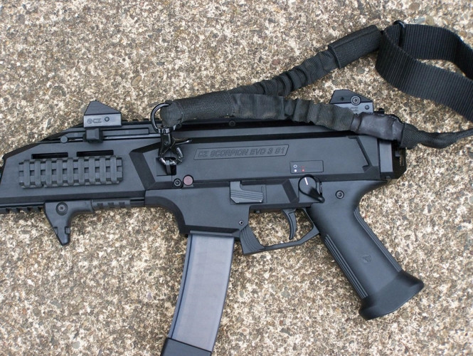 Giống như nhiều mẫu súng tiểu liên hiện đại khác, Scorpion EVO 3 được trang bị một đường ray Picatinny dài ở phía trên. Đây là nơi đặt thước ngắm - điểm ruồi của súng. Ảnh: survivalblog.