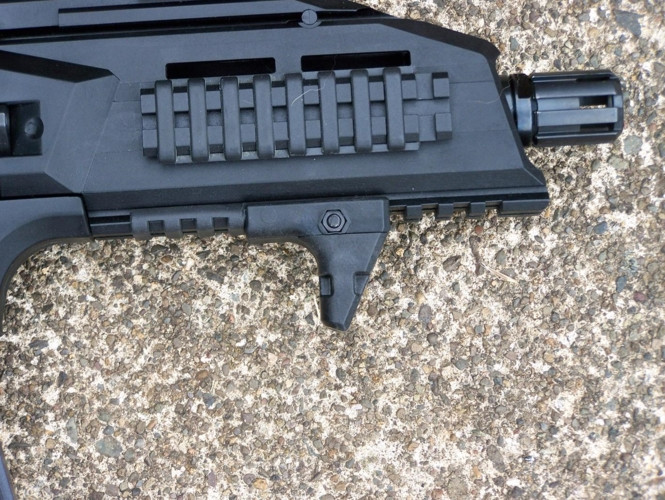 Súng được trang bị một loa che lửa ở đầu nòng khi bán ra. Xạ thủ cũng có thể trang bị thêm ống giảm thanh trong một số nhiệm vụ đặc biệt. Ảnh: survivalblog.