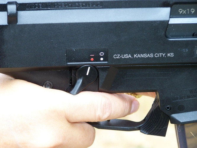 Súng cũng có khả năng chọn chế độ bắn bằng một chốt xoay ở cả hai phía với các chế độ: tự động hoàn toàn, 3 viên, 1 viên và khóa an toàn. Ảnh: survivalblog.