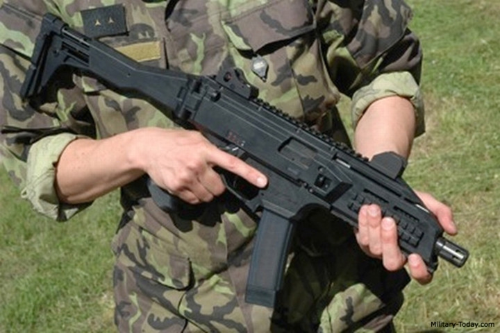 Báng súng là một khối polymer, có thiết kế tương tự như súng trường CZ 805 với khả năng điều chỉnh độ dài theo từng nấc. Ảnh: Military-Today.