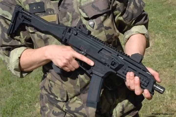Báng súng là một khối polymer, có thiết kế tương tự như súng trường CZ 805 với khả năng điều chỉnh độ dài theo từng nấc. Ảnh: Military-Today.