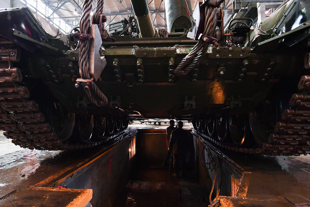 Quá trình thử nghiệm kín nước trên T-90 hay bất cứ chiếc xe tăng nào được chế tạo tại UralVagonZavod đều sẽ lặp đi lặp lại trong hơn 100 lần nhằm đảm bảo kết quả chính xác và lâu dài, thử nghiệm trên được thực hiện dưới sự giám sát của khách hàng. Nguồn ảnh: gurkhan.blogspot.