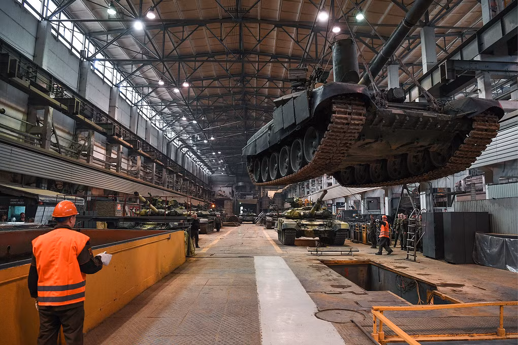 Tại Chu Hải 2018, phía Nga cũng lần đầu tiên tiết lộ hợp đồng mua 64 chiếc T-90S/SK giữa Nga và Việt Nam được ký kết vào năm 2016 chứ không phải 2017 như các suy đoán trước đây, giá trị của hợp đồng này tới thời điểm hiện tại vẫn chưa được tiết lộ. Nguồn ảnh: gurkhan.blogspot.