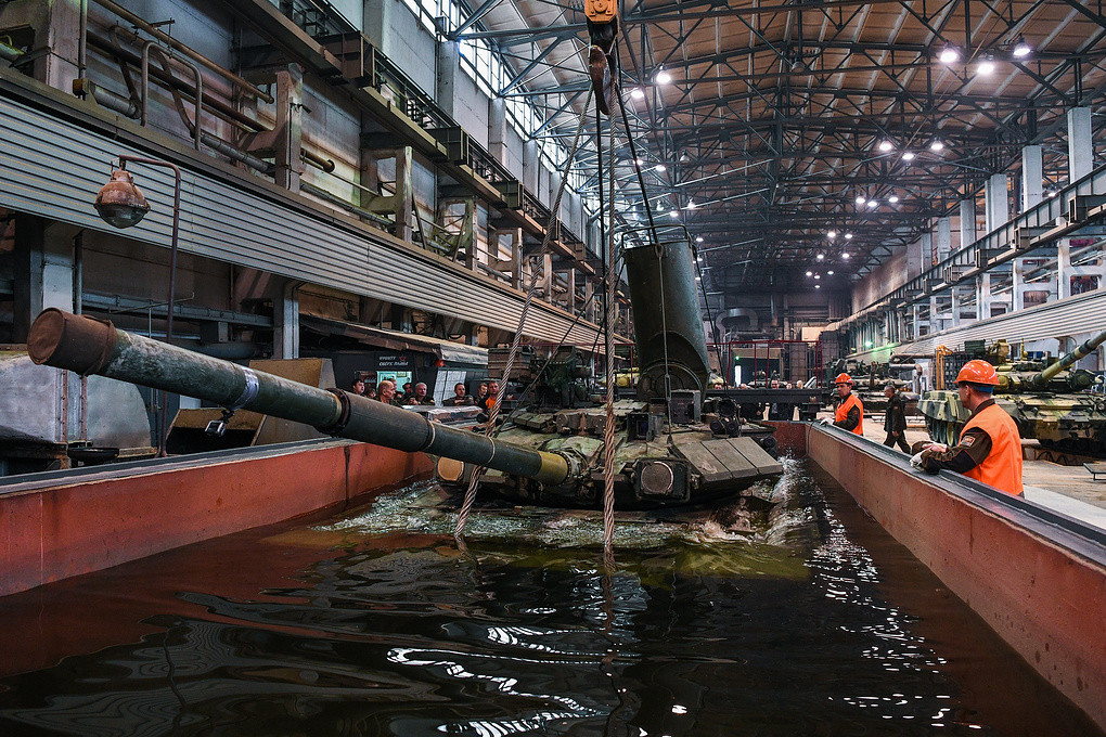 Quá trình thử nghiệm kín nước của một chiếc T-90 được cho là của Việt Nam, chiếc xe tăng phải ở trong hồ chứa với độ sâu tiêu chuẩn 5 mét và phải ở dưới nước trong vòng 20 phút, trong khoảng thời gian này lượng nước lọt vào xe tăng không được vợt quá 100 lít. Trong trường hợp hơn thất bại, chiếc T-90 lỗi sẽ được gửi về lại dây chuyền để kiểm tra. Nguồn ảnh: gurkhan.blogspot.