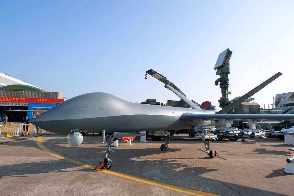 Theo đó ông Victor Kladov một trong những đại diện của Rostec tại Triển lãm hàng không quốc tế Chu Hải trả lời phỏng vấn Sputnik cho biết, một số lượng lớn xe tăng T-90S và T-90SK đang được phía Nga chuyển giao cho Việt Nam theo đúng tiến độ hợp đồng được hai bên ký kết vào năm 2016. Nguồn ảnh: gurkhan.blogspot.