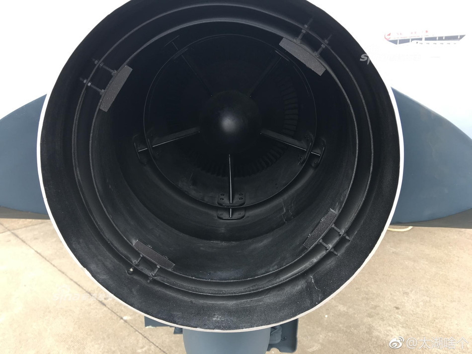 CH-5 được lắp động cơ phản lực chưa rõ định danh và công suất. Theo một số nguồn tin, động cơ của CH-5 có công suất thấp hơn so với MQ-9. Điều này dẫn đến trần bay tối đa bị giới hạn ở mức 6,5 km so với 12 km của MQ-9.