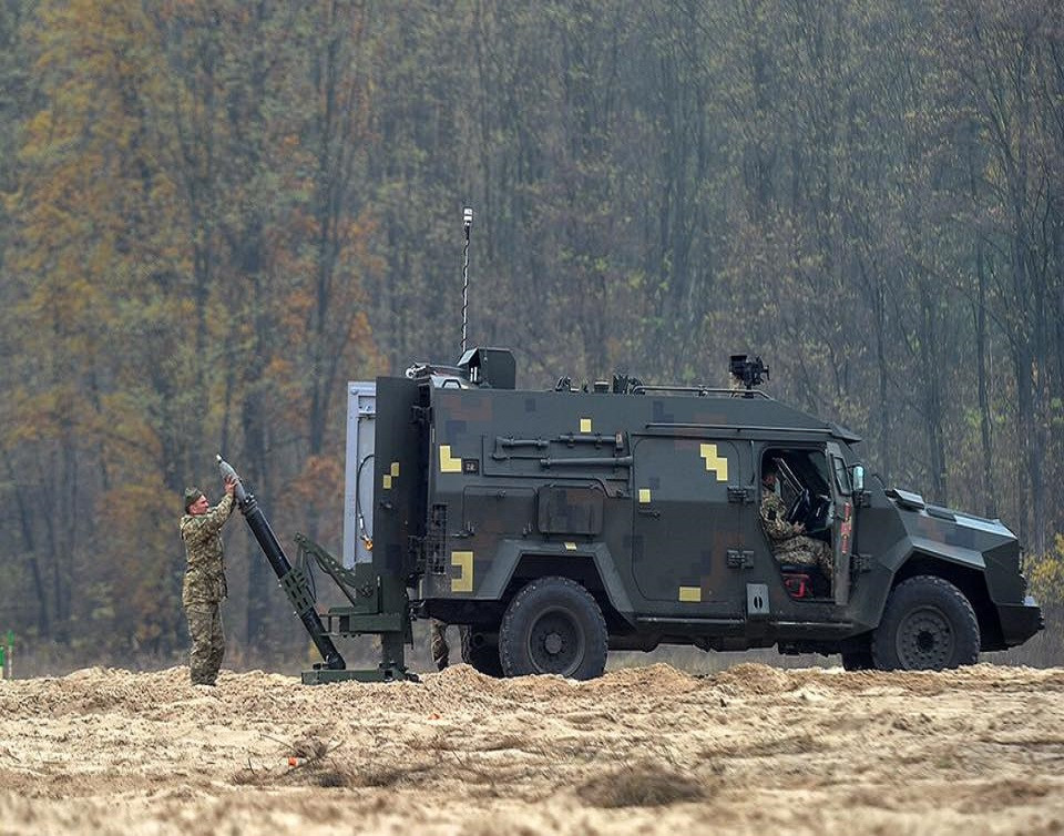 Truyền thông Ukraine cho rằng, không phải ngẫu nhiên Bars-8MMK lại được ca ngợi nhiều như vậy bởi đây là vũ khí mới hội tụ những tinh hoa của công nghiệp quốc phòng nước này. Điều đó chứng tỏ Kiev đã vượt Nga trong phát triển loại vũ khí cùng phân khúc khi Moscow vẫn phần lớn dựa vào những gì có từ thời Liên Xô. Nguồn ảnh: Bogdan.