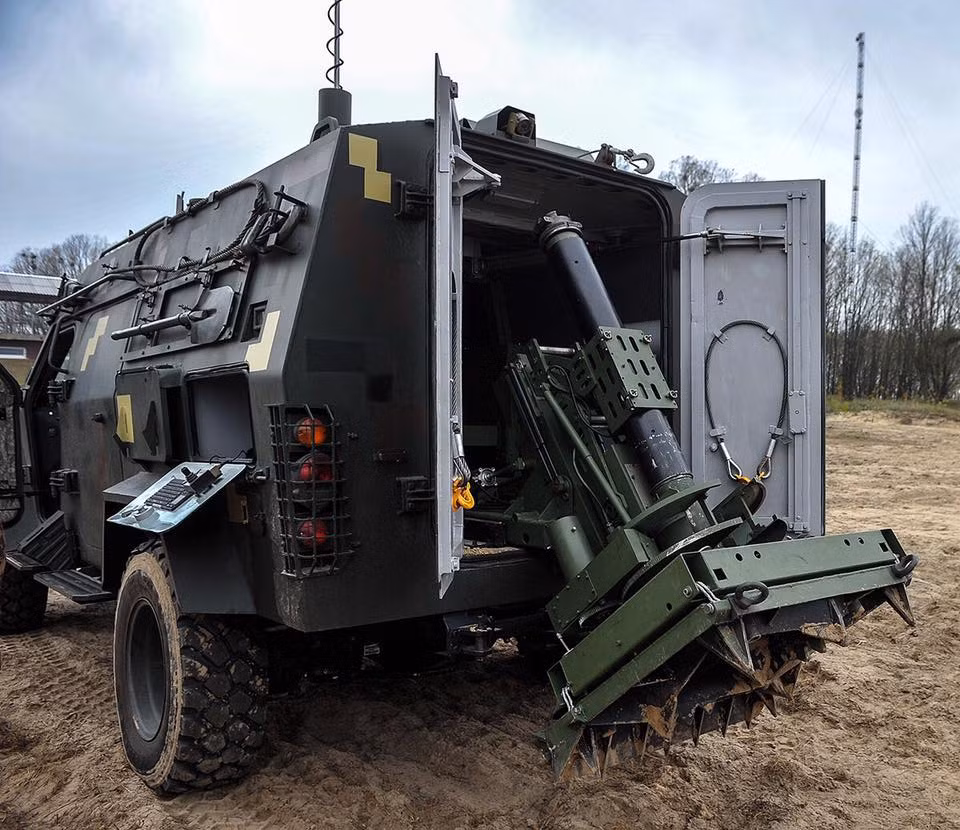 Cận cảnh cơ cấu nâng hạ cối tự động trên Bars-8MMK cạnh đó đó là cụm thiết bị điều khiển bắn của tổ hợp cối tự hành này. Nguồn ảnh: Bogdan.