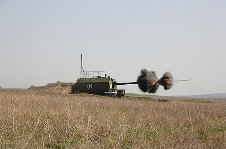 Pháo có thể bắn theo phần tử của xe chỉ huy hoặc bắn theo phần tử do hệ thống ngắm cơ hữu trên xe (kính ngắm cơ khí - quang học, máy tính đạn đạo và thiết bị đo xa laser) xác định, tầm bắn tối đa đạt 27 km. Ảnh: DefenceTalk.