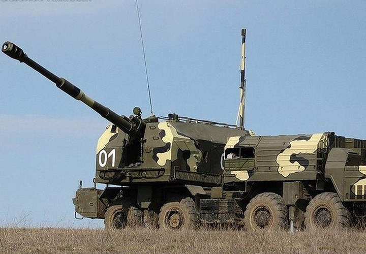 Thành phần quan trọng nhất của tổ hợp chính là 6 xe mang pháo tự hành (SAU), phía cuối xe có 1 tháp pháo cỡ nòng 130 mm với thiết bị nạp đạn bán tự động cho tốc độ bắn 12 - 14 viên/phút. Ảnh: DefenceTalk.