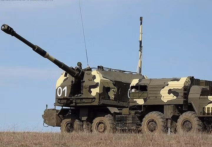 Thành phần quan trọng nhất của tổ hợp chính là 6 xe mang pháo tự hành (SAU), phía cuối xe có 1 tháp pháo cỡ nòng 130 mm với thiết bị nạp đạn bán tự động cho tốc độ bắn 12 - 14 viên/phút. Ảnh: DefenceTalk.