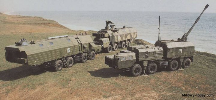 Trên xe chỉ huy có các trang thiết bị: đài radar trinh sát, tổ hợp trinh sát quang điện tử trang bị máy định tầm laser và kính ngắm xác định mục tiêu, máy tính phần tử bắn kỹ thuật số, thiết bị kiểm tra và đánh giá kết quả xạ kích, thiết bị mô phỏng phần tử dùng huấn luyện kíp chiến đấu, máy phát điện, các thiết bị hỗ trợ chiến đấu và phục vụ kíp chiến đấu. Ảnh: Military-Today.