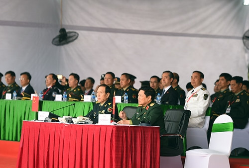  Diễn tập cứu trợ thảm họa, dịch bệnh trên biên giới là một trong những nội dung của Giao lưu hữu nghị quốc phòng biên giới Việt Nam - Trung Quốc lần thứ 5. Đại tướng Ngô Xuân Lịch, Ủy viên Bộ Chính trị, Phó bí thư Quân ủy Trung ương, Bộ trưởng Bộ Quốc phòng Việt Nam và Thượng tướng Ngụy Phượng Hòa, Ủy viên Quân ủy Trung ương , Ủy viên Quốc vụ, Bộ trưởng Bộ Quốc phòng Trung Quốc cùng đại biểu hai nước theo dõi diễn tập.