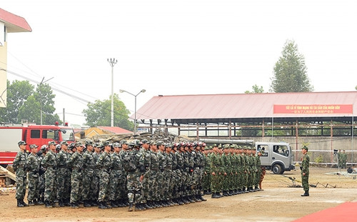 Cuộc diễn tập với tình huống giả định là một vụ đổ sập lớn do thiên tai tại khu vực biên giới gây nhiều thương vong. Ngay sau khi nhận được thông tin, lực lượng cứu hộ của quân đội hai nước đã nhanh chóng triển khai lực lượng cứu trợ đến hiện trường, giúp đỡ nhân dân khắc phục sự cố. Hình ảnh lực lượng tham gia diễn tập hai bên.