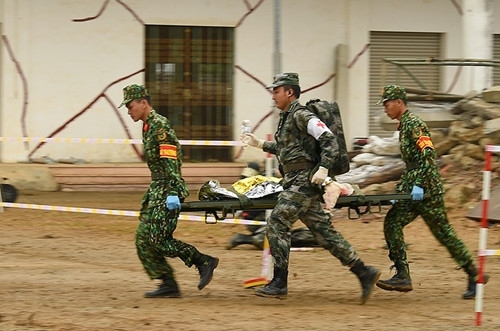 Lực lượng cứu hộ hai nước khẩn trương triển khai tìm kiếm nạn nhân trong đống đổ nát...