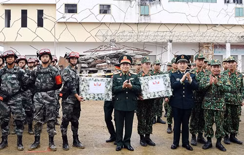 Bộ trưởng Quốc phòng hai nước tặng quà lực lượng tham gia diễn tập.