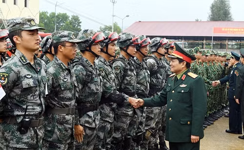 Bộ trưởng Ngô Xuân Lịch chúc mừng lực lượng tham gia diễn tập của Trung Quốc