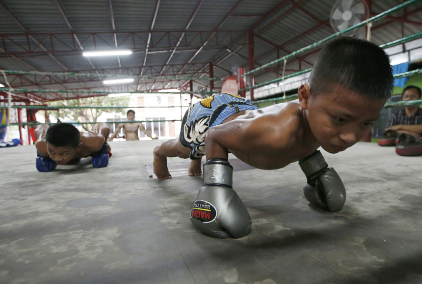 Dư luận Thái Lan kêu gọi chính phủ sớm vào cuộc, hạn chế số tuổi tối thiểu cho việc thi đấu. Nhiều người cho rằng các cơ sở tổ chức thi đấu chỉ quan tâm về các chiến thắng và giải thưởng mà không đoái hoài đến các tiêu chuẩn an toàn trong mỗi trận đấu, theo Bangkok Post. Những võ sĩ nhí khi thi đấu thường không được mang vật dụng bảo hộ đầy đủ. Trong trường hợp của Anucha, em không được ban tổ chức cho mang nón bảo hiểm. Ảnh: AP.