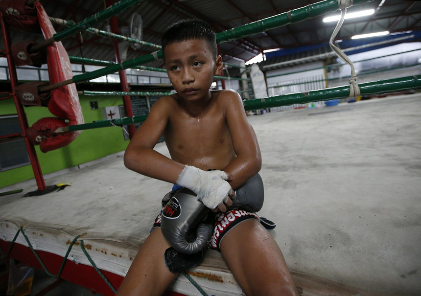 Những sàn đấu muay Thái với các võ sĩ nhí rất phổ biến tại Thái Lan, đặc biệt là ở các vùng quê nghèo. Những người ủng hộ hình thức thi đấu này cho rằng muay Thái là phần văn hóa không thể thiếu và việc thi đấu từ nhỏ tạo cơ hội cho các đấu sĩ nhí thành công khi trưởng thành, đổi đời cho gia đình. Ảnh: AP.