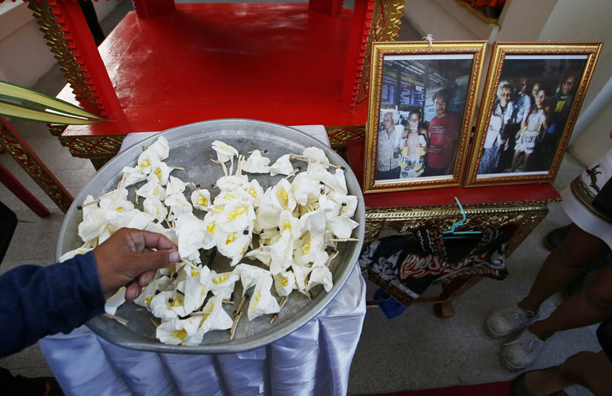 Nhiều người Thái bày tỏ sự phẫn nộ trước cái chết của Anucha. Họ cho rằng môn thể thao này quá nguy hiểm đối với trẻ. Nghiên cứu công bố hồi tháng 10 của bác sĩ Witaya Sungkarat, làm việc tại bệnh viện Ramathibodi, Bangkok, cho thấy những đấu sĩ nhí thường gặp các chấn thương não không thể hồi phục được. Trong ảnh, hoa được đặt bên di ảnh và quan tài của Anucha tại một ngôi chùa ở tỉnh Samut Prakan. Em đã thi đấu tổng cộng 174 trận từ năm 8 tuổi. Ảnh: AP.