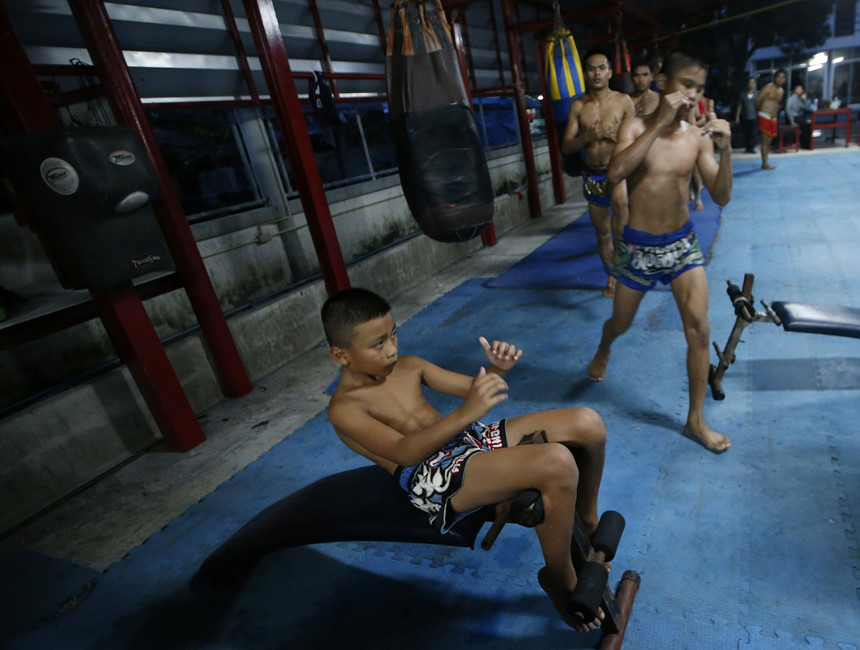 Theo Bangkok Post, dự luật mới sẽ không nêu cụ thể giới hạn tuổi tối thiểu để quốc hội tiến hành thảo luận sâu hơn. Các yêu cầu về tiêu chuẩn an toàn khi thi đấu cũng sẽ được bổ sung. Trong khi đó, nhà thi đấu nơi Anucha tử vong cũng đang bị điều tra dấu hiệu cá độ bất hợp pháp. Ảnh: AP.