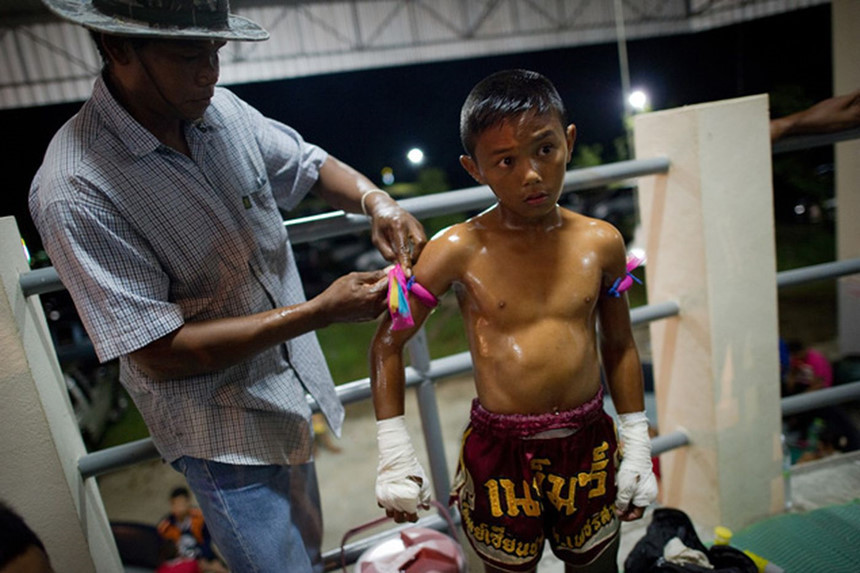 Bộ trưởng Thể thao và Du lịch Thái Lan Weerasak Kowsurat ngày 18/11 cho biết chính phủ và quốc hội cùng chia sẻ quan điểm cần hạ thấp hơn nữa độ tuổi tối thiểu cho thi đấu muay Thái. Ông tự tin rằng dự luật sẽ được thống nhất nhanh chóng và phê duyệt trong tháng 12. Ảnh: AFP.