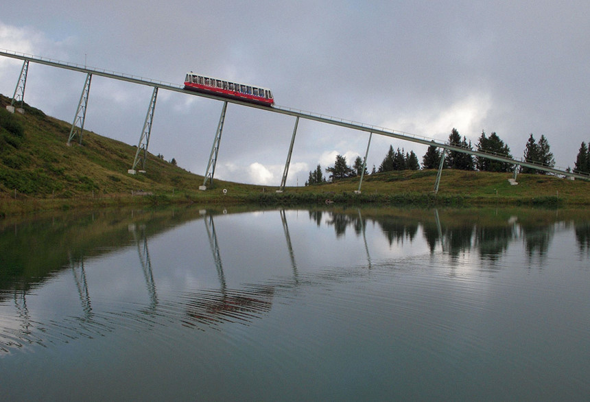 Theo The Atlantic, hiếm tiêu chuẩn nào được đặt ra trong việc thiết kế tàu leo núi, vì địa hình tại mỗi khu vực đều khác nhau, mục đích sử dụng phương tiện cũng khác. Do vậy, mỗi đoàn tàu đều có thiết kế khác nhau. Về cơ bản, tàu leo núi vận hành bằng dây cáp, mỗi đầu dây gắn với một đoàn tàu và chúng di chuyển đồng bộ, một tàu đi xuống thì tàu còn lại sẽ đi lên. Trong ảnh, đoàn tàu Hartkaiserbahn đang đưa khách xuống núi Hartkaiser, Áo. Ảnh: BKP.