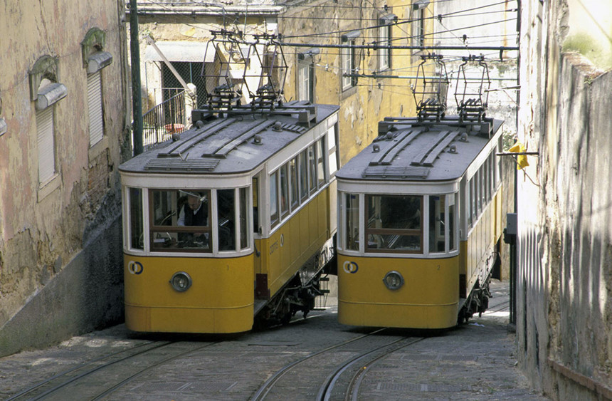 Đoàn tàu leo núi đầu tiên được đưa vào vận hành năm 1862, thuộc hệ thống Funiculars of Lyon của Pháp. Đến năm 1869, tàu leo núi thứ hai của châu Âu được xây dựng ở lâu đài Budapest, Hungary. Tại thành phố Istanbul, Thổ Nhĩ Kỳ, đoàn tàu Tunel hoạt động từ năm 1875 đến nay, đây là hệ thống đường sắt ngầm cao tuổi thứ hai trên thế giới, và là tàu leo núi ngầm đầu tiên. Ảnh: Getty.