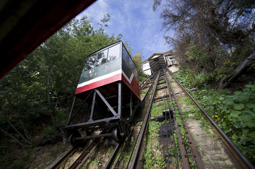 Nhiều người cho rằng tàu leo núi vừa giống thang máy, vừa giống xe điện. Chúng được xây dựng để phục vụ nhiều mục đích như vận chuyển du khách đến các resort trên núi, là phương tiện đi lại của thợ mỏ, được thiết kế tại các cảng sông và còn xuất hiện tại một số thành phố lớn. Ảnh: Getty.