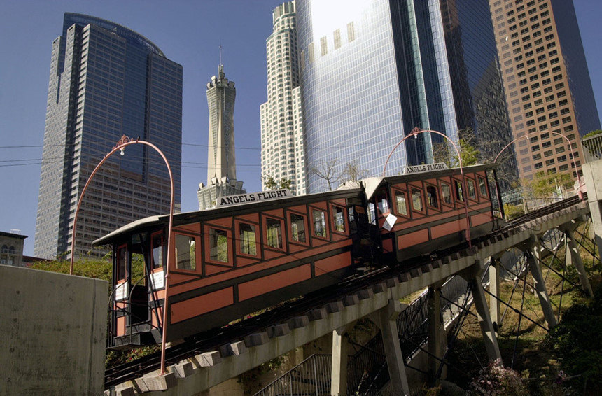 Nhiều tai nạn tàu leo núi từng xảy ra trong quá khứ, điển hình là vụ rơi toa tàu ở Los Angeles, California vào ngày 2/2/2001. Một tòa tàu Angels Flight tuột dốc và va chạm với toa bên dưới, khiến 1 người thiệt mạng, 7 người bị thương. Đoàn tàu vận hành từ năm 1901 đến 1969, sau đó được tân trang lại và tiếp tục hoạt động từ năm 1996 đến nay. Ảnh: Getty.