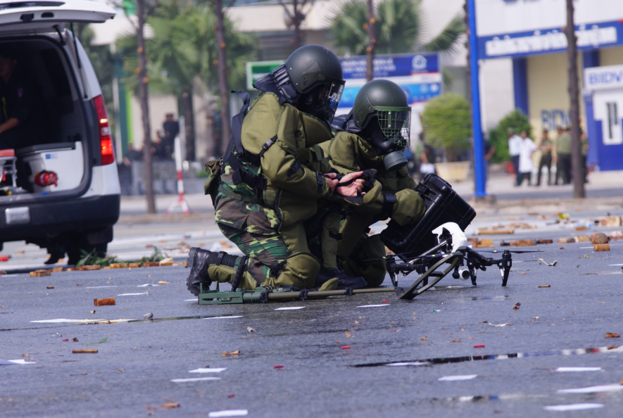 Phát biểu tại buổi khai mạc diễn tập: Đồng chí Trần Văn Nam, Bí thư Tỉnh ủy Bình Dương nhấn mạnh: Thông qua diễn tập nhằm làm chuyển biến về nhận thức và năng lực lãnh đạo, chỉ đạo của cấp ủy Đảng, quản lý, điều hành của chính quyền, vai trò tham mưu của cơ quan quân sự, công an, các sở, ban, ngành, Mặt trận Tổ quốc, đoàn thể, củng cố niềm tin của Nhân dân trong xây dựng và hoạt động của khu vực phòng thủ... kịp thời rút ra kinh nghiệm trong thực hiện nhiệm vụ quốc phòng – an ninh trong tình hình mới. Hình ảnh Công binh xử lý UAV mang bom