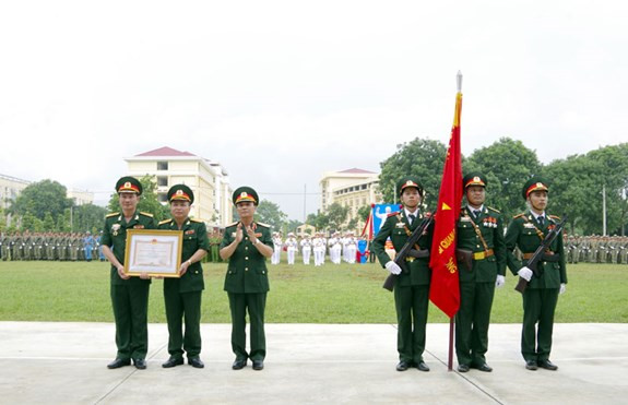 Lãnh đạo Bộ Tổng Tham mưu trao tặng Trường SQĐC Huân chương Bảo vệ Tổ quốc hạng Ba nhân dịp kỷ niệm 50 năm Ngày truyền thống nhà trường.