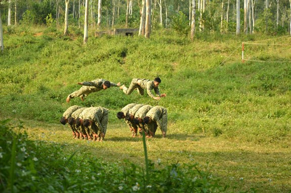 Một màn khởi động trước khi huấn luyện võ thuật ngoài thao trường.