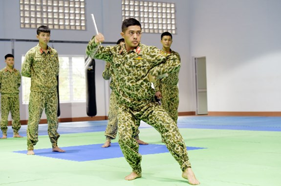 Nhờ được huấn luyện cơ bản, học viên đặc công không chỉ sử dụng thuần thục các loại binh khí...