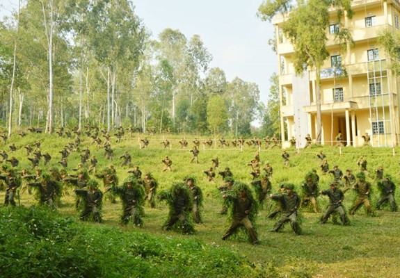 Mang mặc áo cỏ trình diễn kỹ thuật chiến thuật đặc công. Những bộ áo cỏ này giúp bộ đội đặc công có khả năng "xuất quỷ nhập thần".