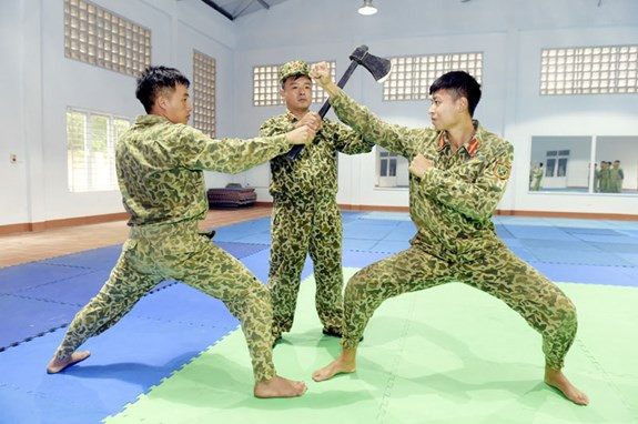 Hiện nay, Trường SQĐC là trung tâm đào tạo cán bộ cốt cán và lâu dài cho Quân đội và Binh chủng Đặc công (BCĐC), trung tâm nghiên cứu kỹ thuật, chiến thuật đặc công; tham mưu cho BCĐC về xây dựng lực lượng, phát triển nghệ thuật tác chiến đặc công, làm nhiệm vụ A2, chống khủng bố, tác chiến bảo vệ chủ quyền biển đảo; nơi giới thiệu kinh nghiệm xây dựng, chiến đấu, phát triển của BCĐC theo kế hoạch của Bộ Quốc phòng… Thượng tá Hà Quốc Vương (đứng giữa), Chủ nhiệm Bộ môn Võ thuật, Khoa Thể lực- Võ (Trường SQĐC) hướng dẫn học viên nội dung võ chiến đấu nâng cao.