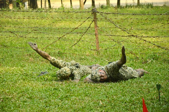 Ngoài huấn luyện võ thuật, học viên đặc công còn được huấn luyện kỹ thuật khắc phục mìn, rào.