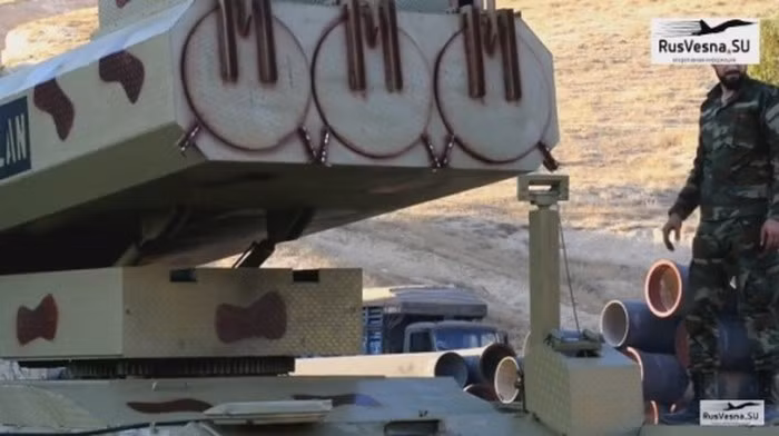 Các hệ thống tên lửa Golan có nhiều loại, trong đó có tổ hợp Golan 300, 400, 500, và 1000 tuy theo kích thước đường nòng- ống phóng, số lượng đạn phóng và tầm bắn. Phương tiện mang khá đa dạng, có thể gắn trên xe bán tải, xe tải chuyên dụng (quân sự) và thân xe tăng. Theo những hình ảnh mà truyền thông Trung Đông đưa tin, loại pháo được chuyển đến miền Nam thuộc dòng 1000, được lắp trên thân xe tăng T72.