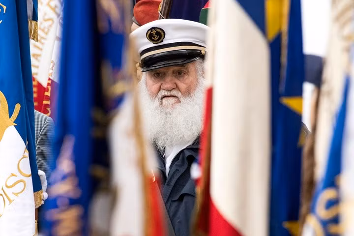 Một cựu chiến binh Pháp tham dự lễ kỷ niệm ở Morhange, nơi Tổng thống Macron dự lễ tưởng niệm các binh sỹ Pháp thiệt mạng trong Trận chiến Biên giới tháng 8/1914 ở Morhange Pháp, ngày 5/11/2018.