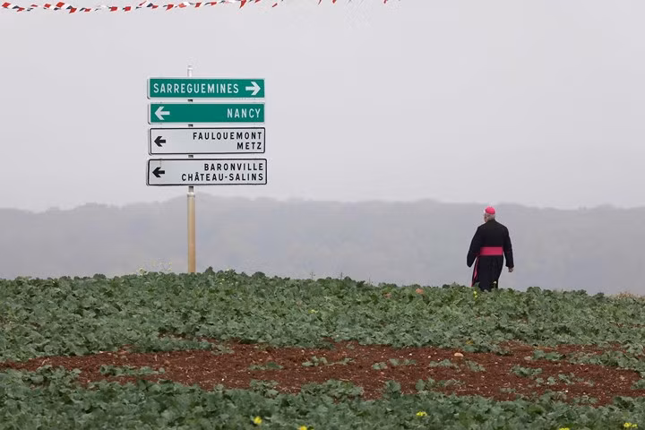 Một giáo sỹ đang đi trên cánh đồng ở Morhange, Pháp ngày 5/11/2018, sau lễ kỷ niệm 100 năm kết thúc Thế chiến I.
