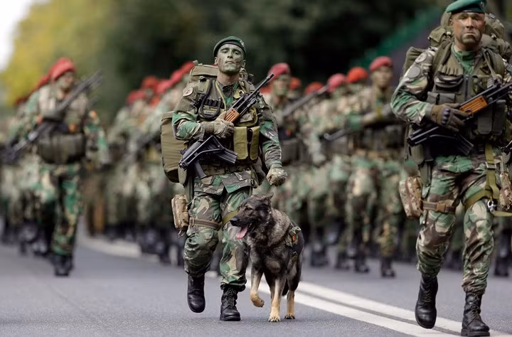 Lính dù Bồ Đào Nha trong cuộc diễu binh quân sự ở Lisbon nhân kỷ niệm 100 năm kết thúc Thế chiến I. Cuộc diễu bình ngày 4/11 này có 4.500 binh sỹ tham gia.