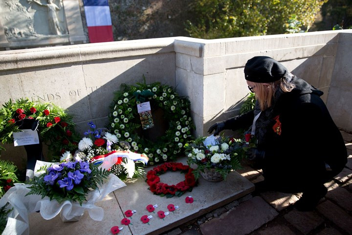 Helen Pollock, đến từ Auckland, New Zealand, đặt hoa tưởng niệm cha mình - người đã từng tham gia Thế chiến I, tại Le Quesnoy, Pháp ngày 4/11.