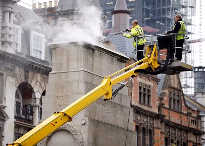Các công nhân đang làm sạch đài tưởng niệm Cenotaph ở London, Anh ngày 5/11/2018 trước dịp kỷ niệm Ngày Đình chiến.