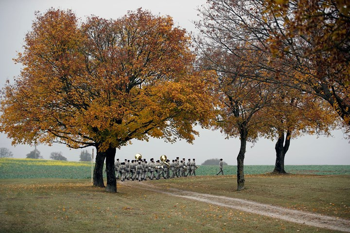 Một đơn vị binh sỹ Pháp rời đi sau khi Tổng thống Pháp tham dự lễ kỷ niệm.