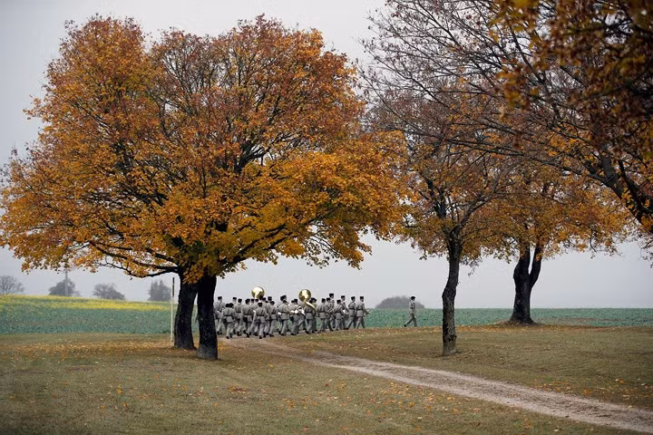 Một đơn vị binh sỹ Pháp rời đi sau khi Tổng thống Pháp tham dự lễ kỷ niệm.