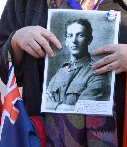 Một phụ nữ đang cầm bức ảnh binh sỹ Vincent Stephensen người New Zealand, người từng tham gia Thế chiến I, trước thềm lễ kỷ niệm ở Le Quesnoy, Pháp ngày 4/11/2018.